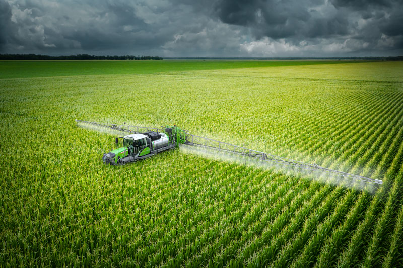 Fendt Rogator 900 spraying cornfield