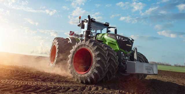 Fendt 1050 tractor in field