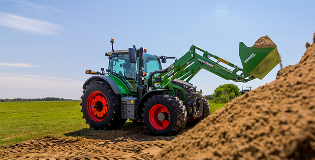 Fendt 600 Vario tractor with loader moving dirt.
