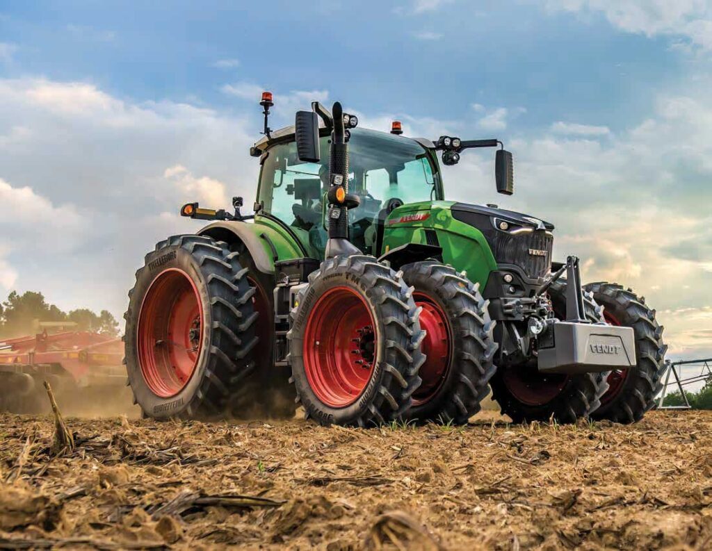 Fendt 700 Vario Gen7.1 tractor working in a field, featuring DynamicPerformance, VarioDrive CVT transmission, and high-horsepower efficiency for Canadian farming operations, available at Hanlon Ag Centre in Lethbridge.