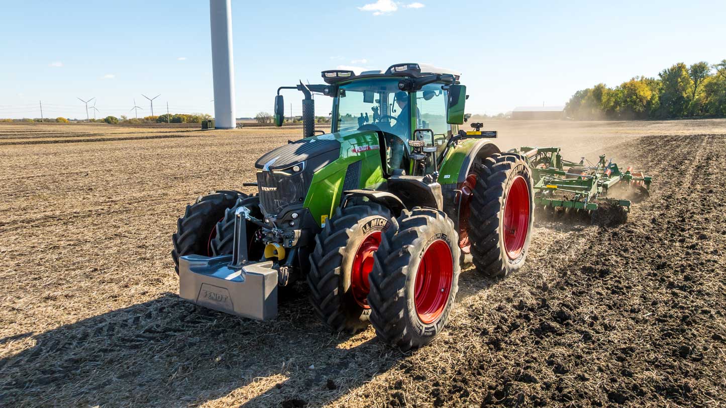 Green Fendt 800 Vario Gen5 tractor with red wheels and front weight operating a cultivator in a dry Southern Alberta field, showcasing high-horsepower performance and CORE80 engine efficiency at Hanlon Ag Centre in Lethbridge.